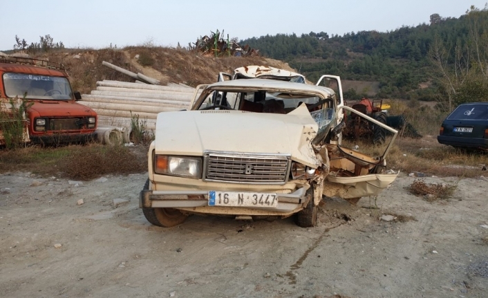  Bursa'da Otomobiller Kafa Kafaya Çarpişmasi Sonucu 1 Kişi Hayatını