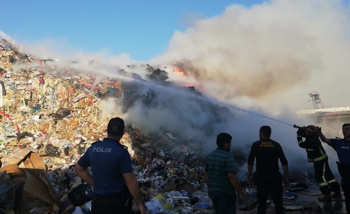  Bursa-ankara Yolu Üzerinde Bulunan Geri Dönüşüm Fabrikasında Yangın Çikti.