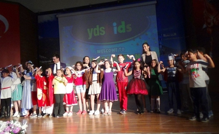 Edremit YDS Academy’in ilköğretim okulu öğrencileri, düzenlenen muhteşem etkinlikle, anne