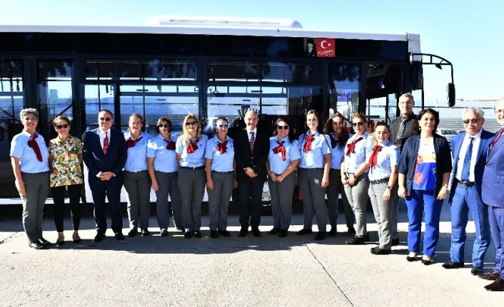  İzmir Büyükşehir Belediyesi Kadın Otobüs Şoförleriyle Birlikte Toplu Ulaşımda