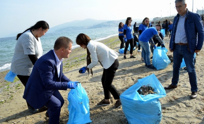  Mudanya İlçesinde Bir Fabrikanın İşçileri Çevre Temizliği Yaptı.