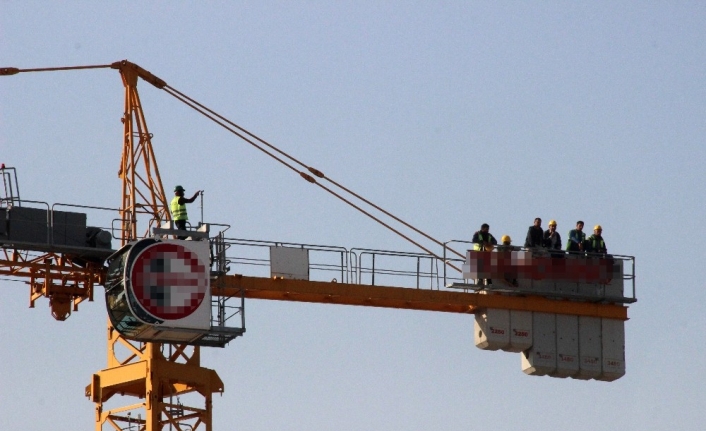  İzmir Konak'ta Bir Şantiyede Maaşlarını 5 Aydır Alamadıklarını İddia
