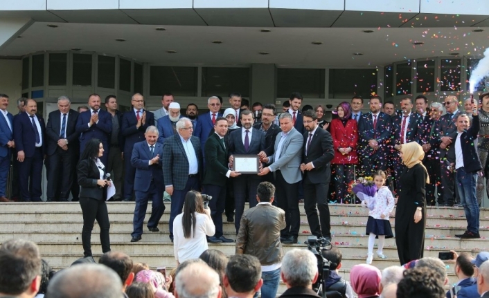 Gürsu Belediye Başkanı Mustafa Işık mazbatasını aldı.31 Mart mahallî idareler