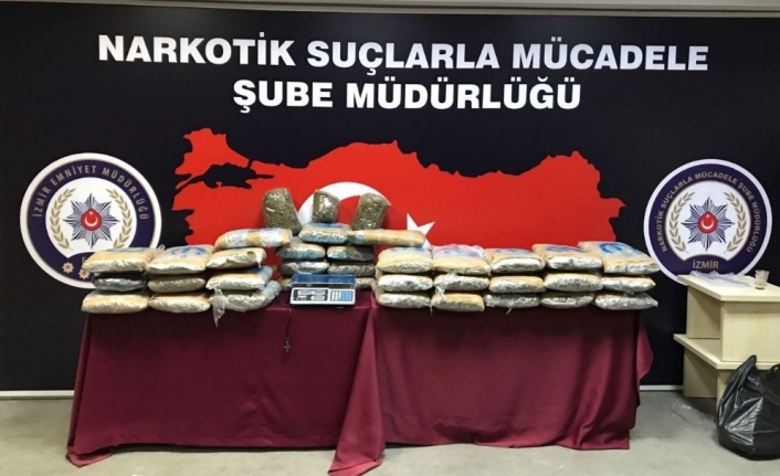 İstanbul’dan İzmir’e uyuşturucu getiren organize çete, İzmir Narkotik Şube ekiplerince