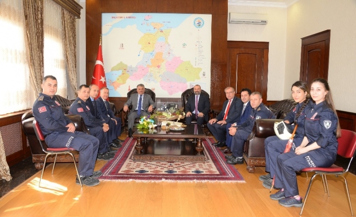 Tfaiye Haftası Nedeniyle İtfaiye Çalişanlarindan Oluşan Bir Heyet Vali Ersin