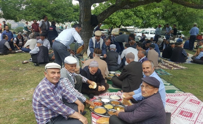 İvrindi İlçesinde, Çelimler Mahallesinde düzenlenen geleneksel çiftçi hayrı yüzlerce çiftçiyi