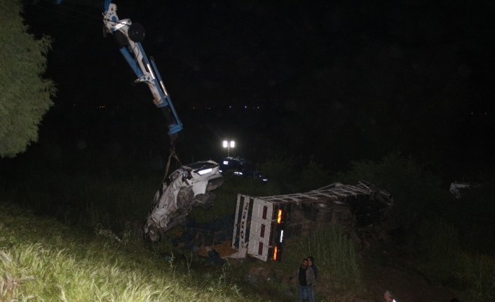 İzmir-Aydın Otoyolunun Torbalı ilçesi Yeniköy mevkiinde meydana gelen kaza sonucunda