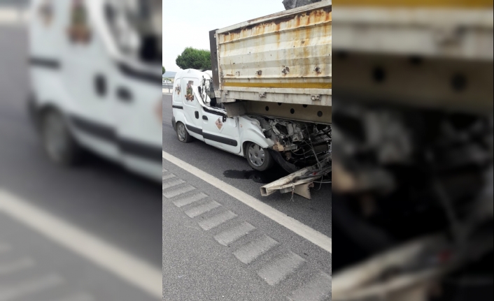İzmir-Çanakkale karayolunda bir aracın kamyonete arkadan çapması sonucu meydana gelen