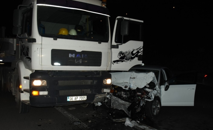 İzmir’in Bayraklı ilçesinde meydana gelen trafik kazasında TIR ile otomobilin