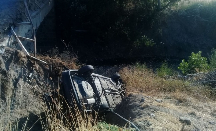 Aliağa İlçesinde Kontrolden Çikarak Köprüden Uçan Otomobildeki 2 Kişi Yaralandı.