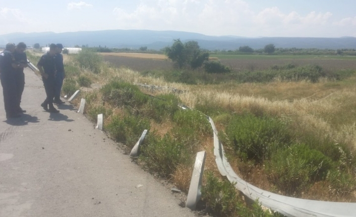 İzmir karayolunda bir aracın yoldan çıkması sonucu meydana gelen kazada