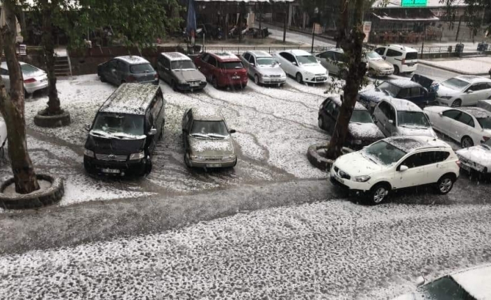 İzmir Tire’de etkili olan şiddetli dolu yağışı kar gibi ilçeyi