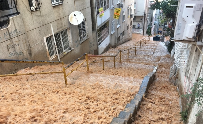  İzmir'in Konak İlçesinde Yol Yapım Çalişmasi Sırasında Ana Su