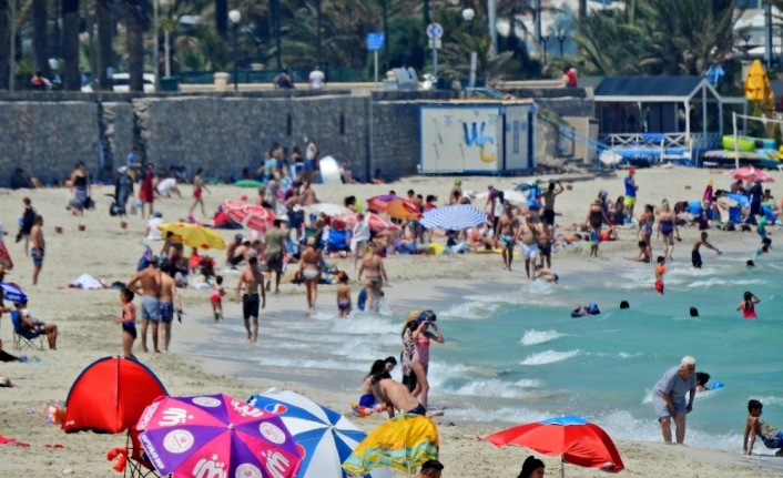  İzmir'de, Mevsim Normallerinin Üzerinde Seyreden Sıcak Hava Vatandaşları Bunalttı.