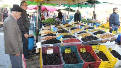 Konak İlçesindeki Pazar Yerine Alışveriş Yapmaya Gelen İzmirliler, Saat Tam