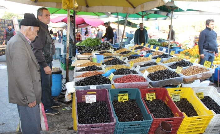 Konak İlçesindeki Pazar Yerine Alışveriş Yapmaya Gelen İzmirliler, Saat Tam