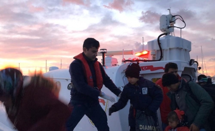  İzmir’in Çeşme İlçesinde, Sahil Güvenlik Ekiplerince Yasa Dışı Yollarla