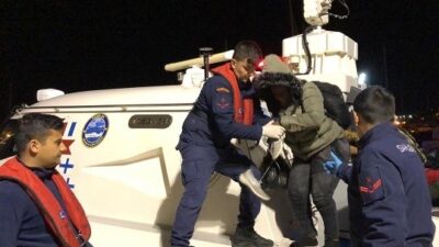  İzmir'in Çeşme İlçesi Açıklarında Lastik Bot İçerisinde 43 Düzensiz