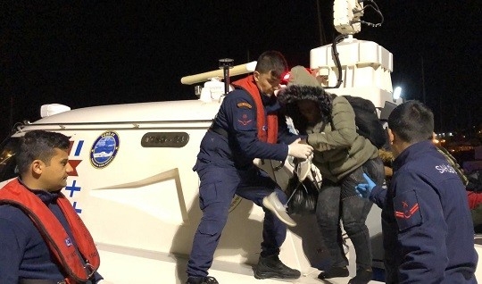  İzmir'in Çeşme İlçesi Açıklarında Lastik Bot İçerisinde 43 Düzensiz
