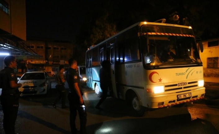  İzmir'in Karabağlar İlçesinde Polis Ekiplerince "dur" İhtarina Uymayan Midibüste