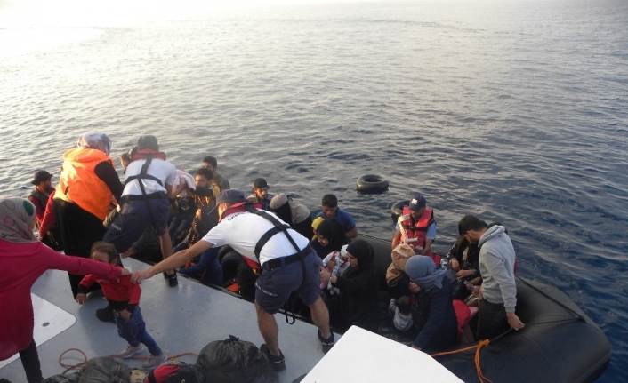 İzmir’in Dikili İlçesi Açıklarından Lastik Botlarla Yunan Adalarına Yasa