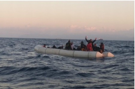İzmir’in Foça ilçesi açıklarında yasa dışı yollardan yurt dışına çıkmaya