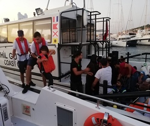  İzmir’in Çeşme İlçesinde Yasa Dışı Yollarla Geçiş Yapmaya Çalişan