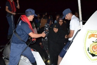 İzmir’de Yasa Dışı Yollardan Yunanistan’a Geçmeye Çalişan 39 Kaçak Göçmen