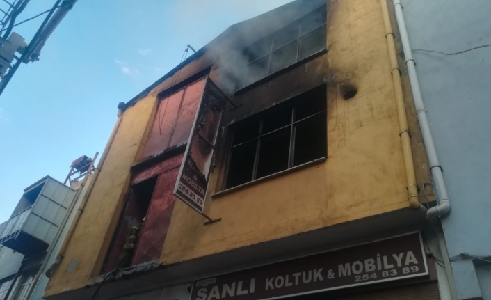  İzmir’in Buca İlçesinde Mobilya Atölyesinde Yangın Çikti. Yangın, İtfaiyenin