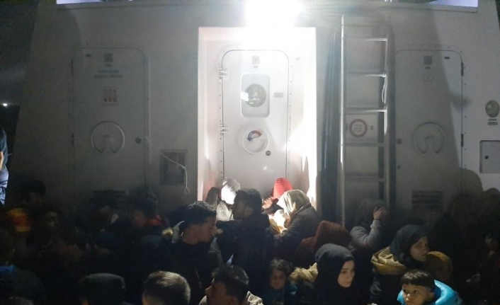  İzmir’in Çeşme İlçesinde Sahil Güvenlik Ekiplerince 46 Kaçak Göçmen