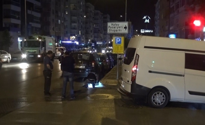 İzmir’in Konak ilçesinde, baba ile oğlu otomobilde oturdukları sırada kimliği