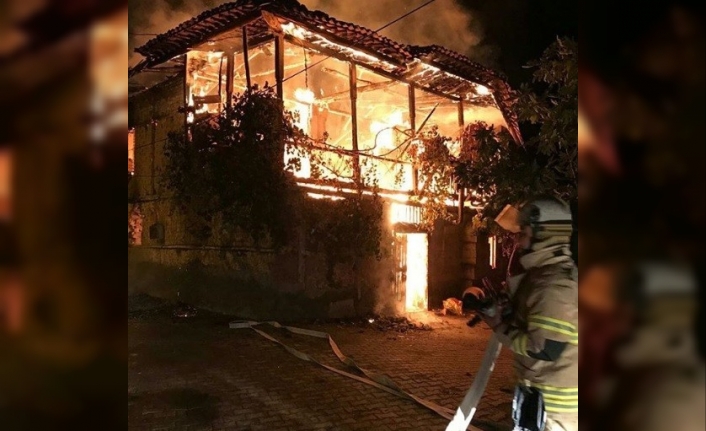  Yangını Gören Çevre Sakinleri, Durumu İtfaiye Ekiplerine Bildirdi. Hızla