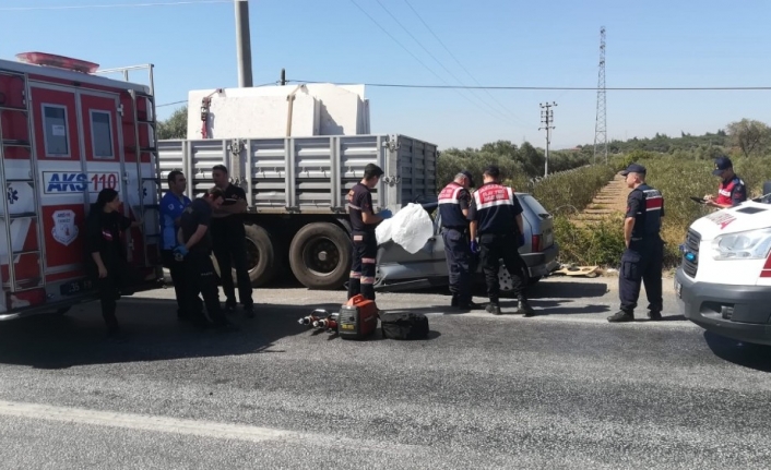 İzmir’in Torbalı İlçesinde Otomobil Mermer Yüklü Tıra Çarpti. Kazada