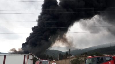  İzmir'in Bornova İlçesinde Plastik Ambalaj Deposunda Çikan Yangına İtfaiye