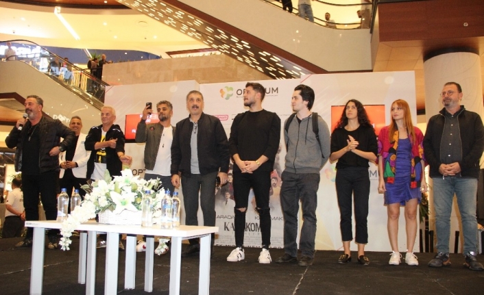  Cem Yılmaz'ın Yönetmenliğini Ve Senaristliğini Üstlendiği "karakomik Filmler"in İzmir