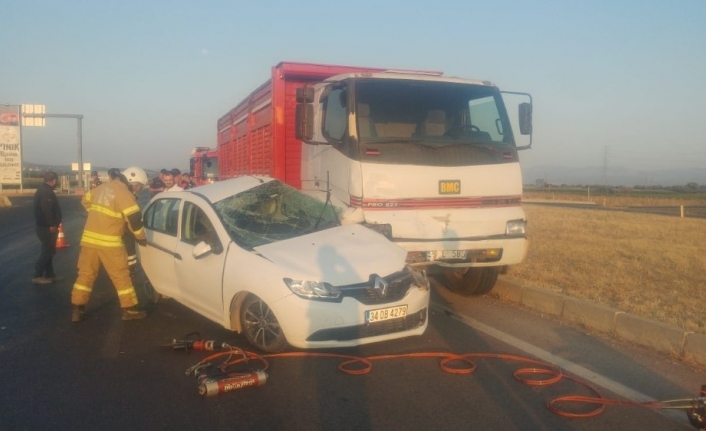 İzmir’in Kınık İlçesinde Kavşakta Kamyon İle Çarpişan Otomobilin Sürücüsü Olay