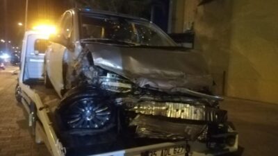  İzmir'in Bayraklı İlçesinde, İddiaya Göre İki Otomobilin Arasında Geçmeye