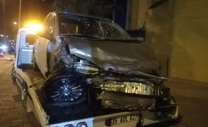  İzmir'in Bayraklı İlçesinde, İddiaya Göre İki Otomobilin Arasında Geçmeye