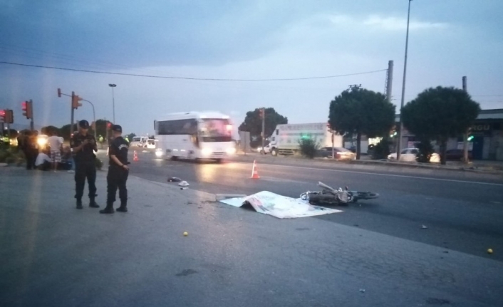  İzmir’in Aliağa İlçesinde Motosiklet İle Kamyonun Çarpmasi Sonucu Meydana