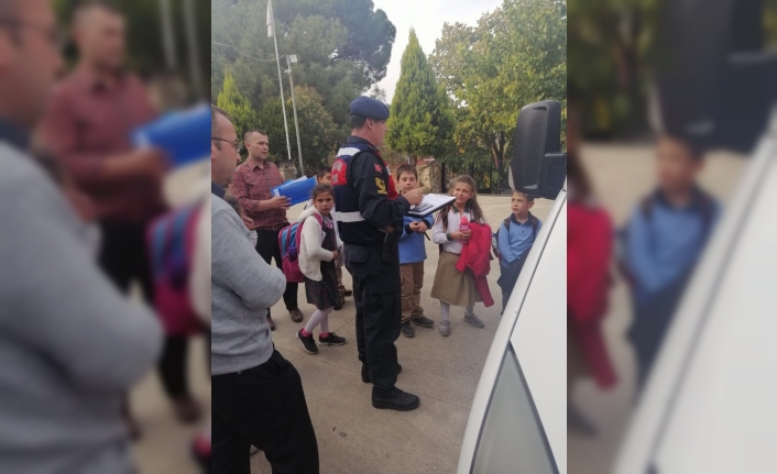 İzmir’de jandarmadan öğrenci servisi denetimi  İzmir’de, Okul Servis Araçlarına Jandarma Tarafından Eş Zamanlı Denetimler