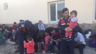  İzmir’in Dikili İlçesinde Bir Kamyonet Kasası İçerisinde 39 Yabancı