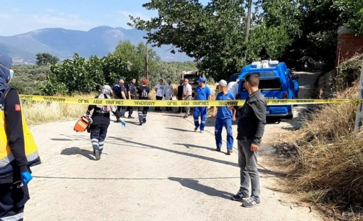  İzmir’in Torbalı İlçesi Karakızlar Mahallesinde Temizlik Görevlileri Tarafından Çöp