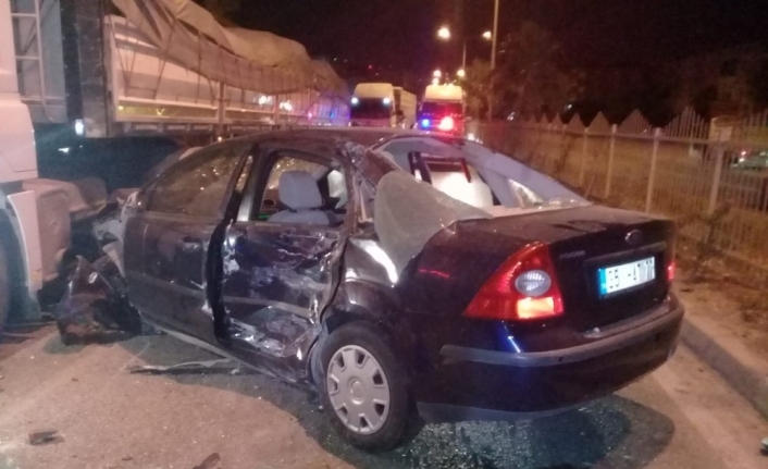  İzmir’in Aliağa İlçesinde Sürücüsünün Kontrolünden Çikan Otomobil, Karşı Şeride