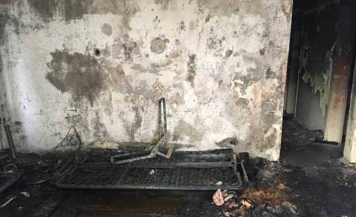 İzmir’in Bayraklı ilçesinde bulunan bir evde bilinmeyen bir sebeple yangın