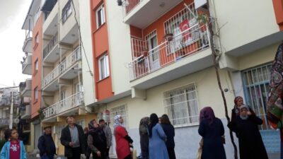 İzmir'in Buca İlçesinde Bir Şahis, Tartıştığı Karısını Baltayla Öldürerek Kendisini