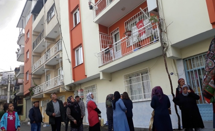 İzmir'in Buca İlçesinde Bir Şahis, Tartıştığı Karısını Baltayla Öldürerek Kendisini