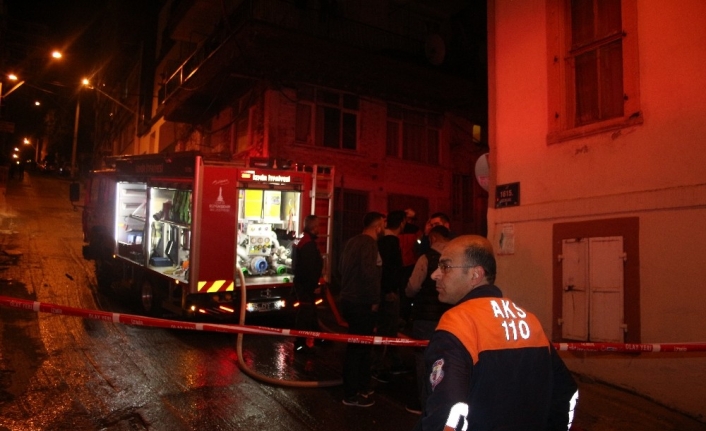 İzmir’in Bayraklı ilçesinde 3 katlı apartmanın son katında yangın çıktı.