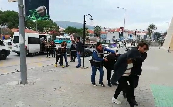  İzmir'de, Masaj Salonu Adı Altında Kadınlara Zorla Fuhuş Yaptırdığı