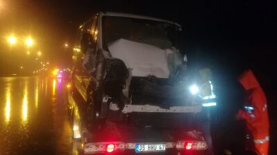  İzmir Çevreyolu Buca Yol Ayrımına Yakın Bir Noktada Minibüsün