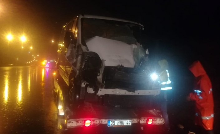  İzmir Çevreyolu Buca Yol Ayrımına Yakın Bir Noktada Minibüsün